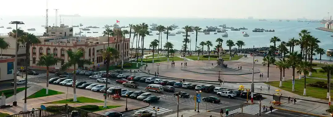 Vista panorámica de la Plaza Grau del Callao con la estatua del héroe Miguel Grau y el mar de fondo