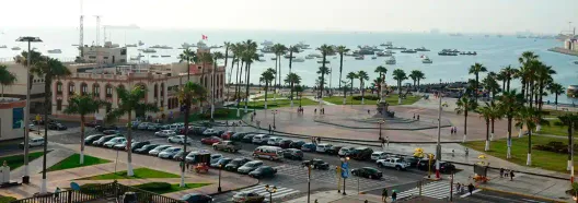 Vista panorámica de la Plaza Grau del Callao con la estatua del héroe Miguel Grau y el mar de fondo