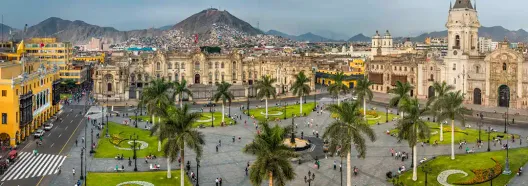 Vista panorámica de la Plaza Mayor de Lima con la Catedral Basílica y el Palacio de Gobierno