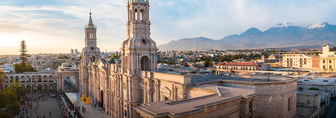 Vista aérea de la Catedral de Arequipa en la Plaza de Armas con el volcán Misti al fondo al atardecer