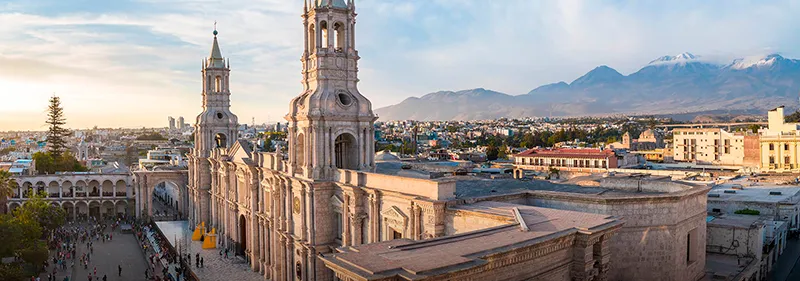 Vista aérea de la Catedral de Arequipa en la Plaza de Armas con el volcán Misti al fondo al atardecer
