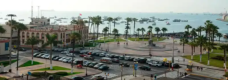 Vista panorámica de la Plaza Grau del Callao con la estatua del héroe Miguel Grau y el mar de fondo